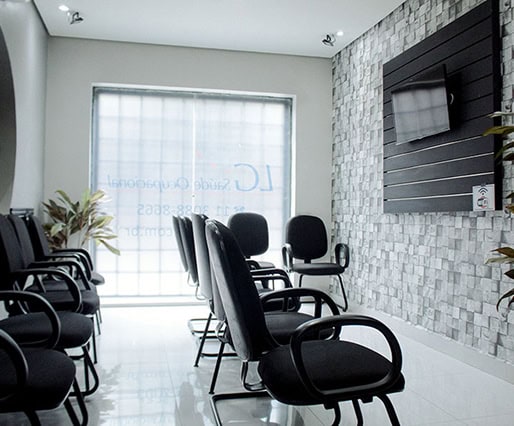 Cadeiras em uma sala de espera