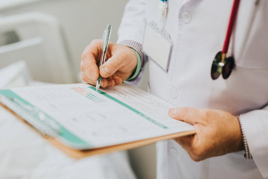 Medico analisando prancheta